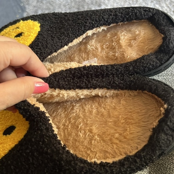 Smiley face Fuzzy Slippers, size Large 8/9US, wide width - Picture 8 of 9